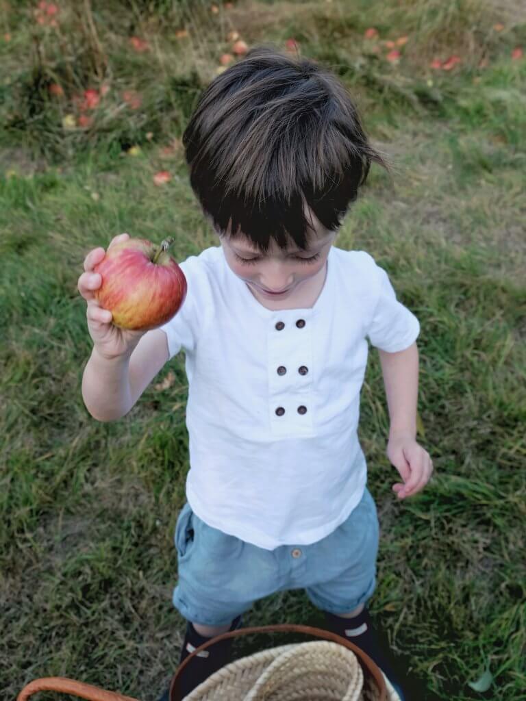 Boy_holding_apple